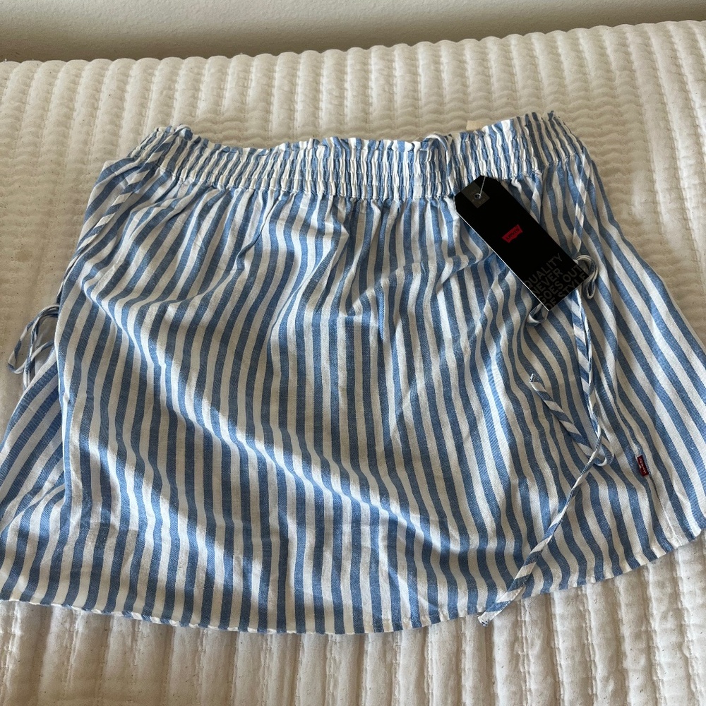 Woman's Levi's Top